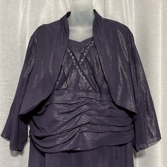 Stunning Evening Dress - Picture 2 of 7